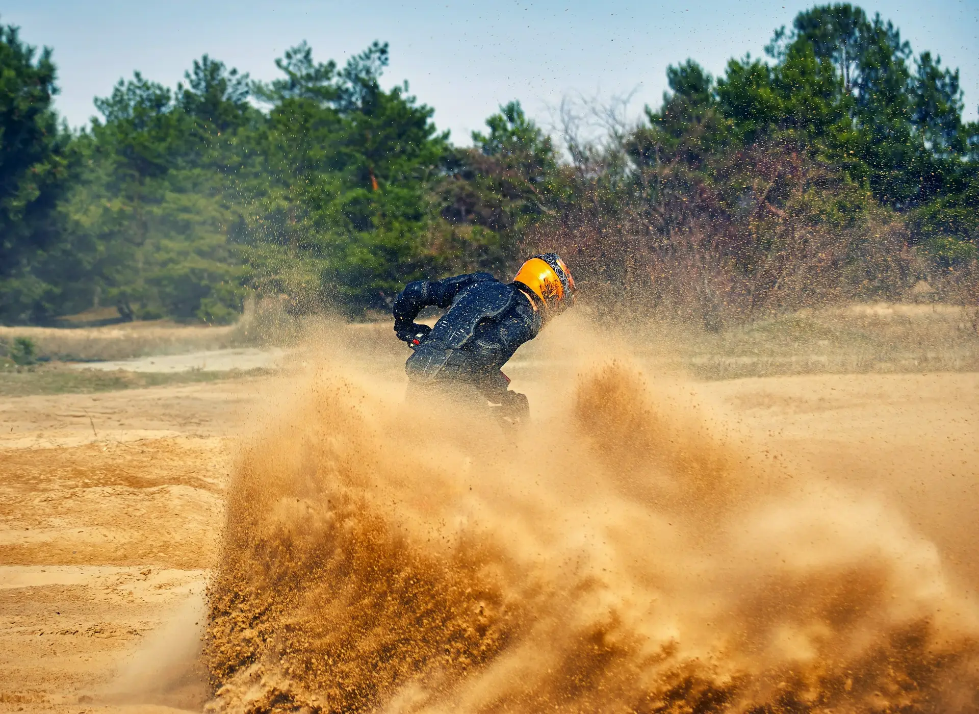 osoba na motocyklu